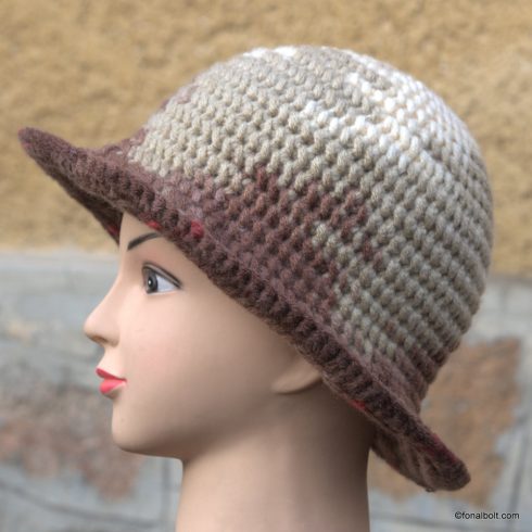 Téli női kalap barnás színekben