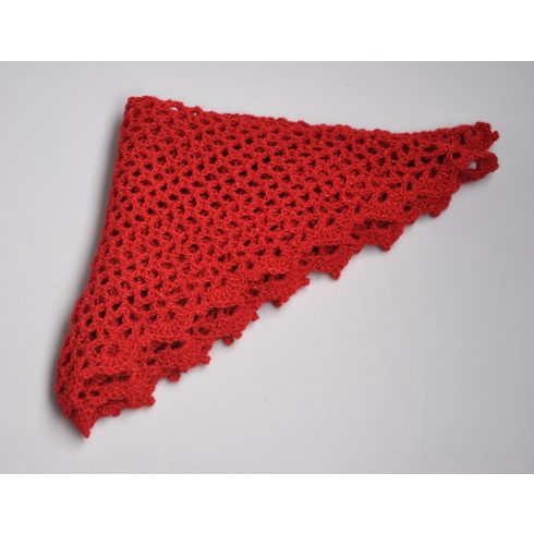 Piros, csillogós háromszög alakú kendő