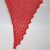 Piros, csillogós háromszög alakú kendő